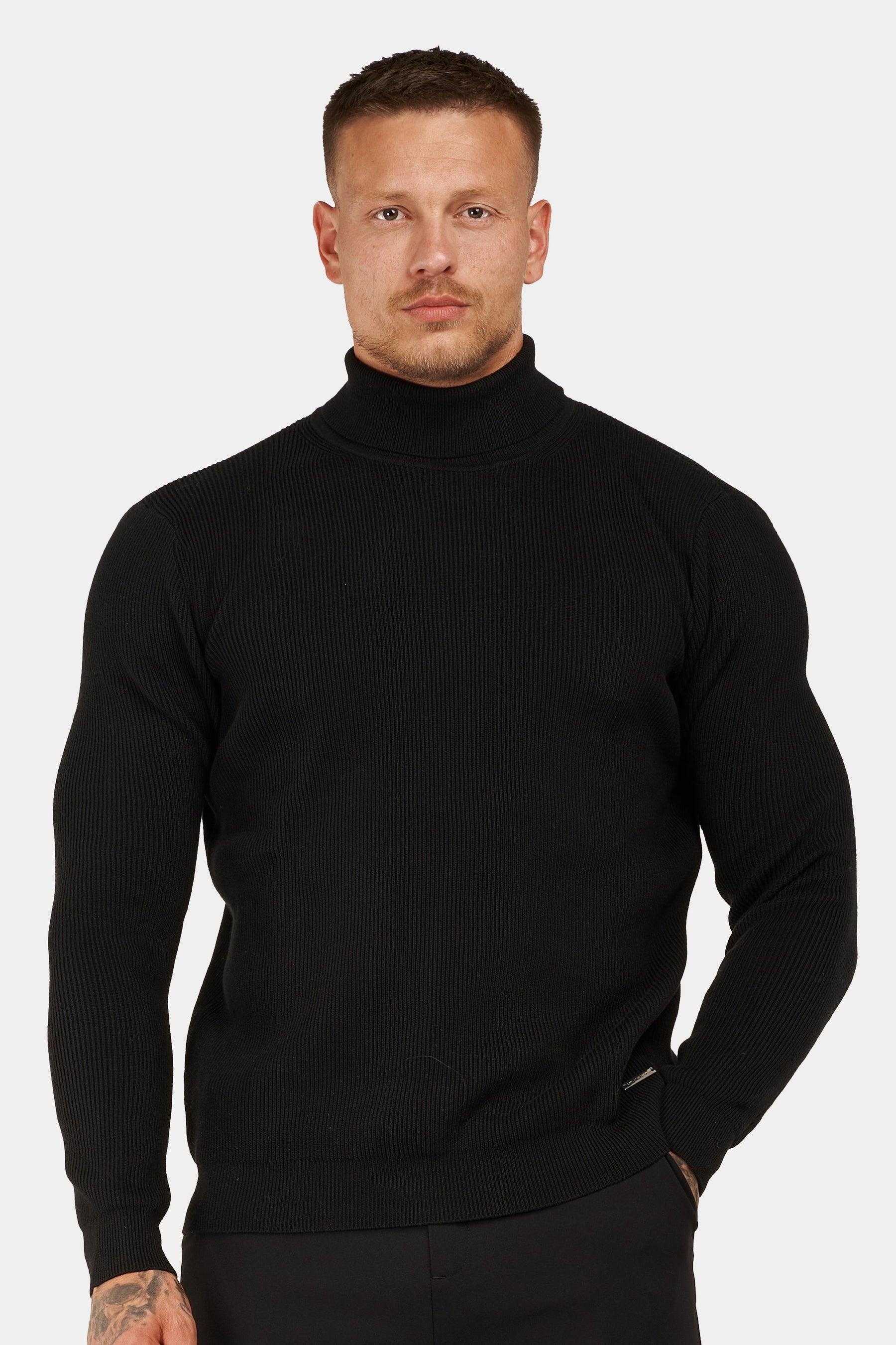 THE RENZO TURTLE NECK SWEATER